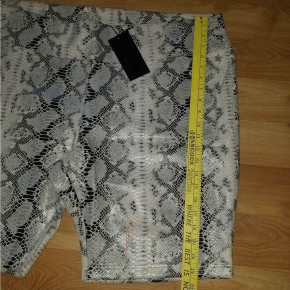 Kendall & Kylie the Cycle Short NWT 2XL - Picture 9 of 12